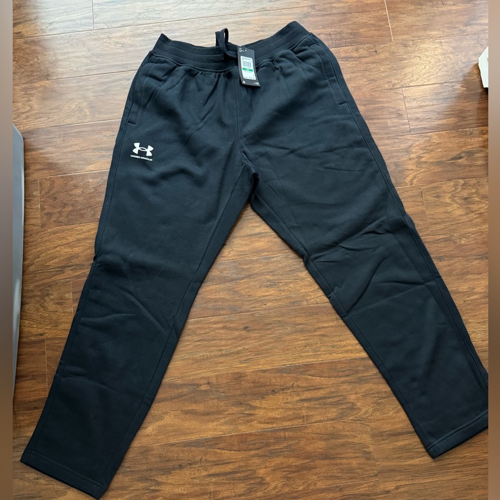 Men’s Under Armour Sweatpants 
Large